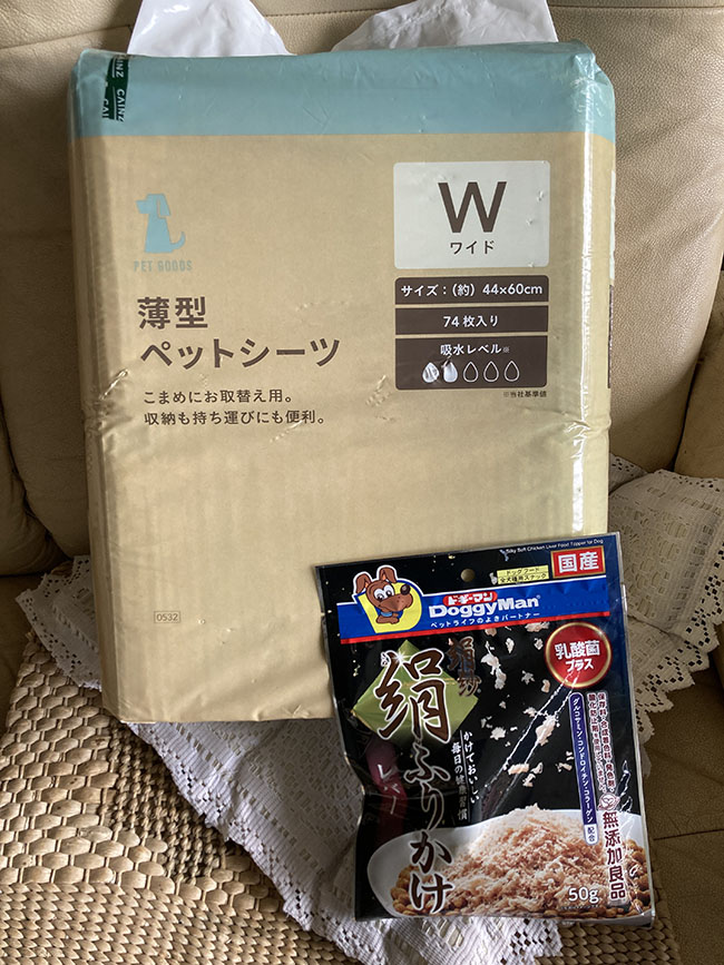 大我くんの飼い主様から頂いたオシッコシーツとふりかけ。